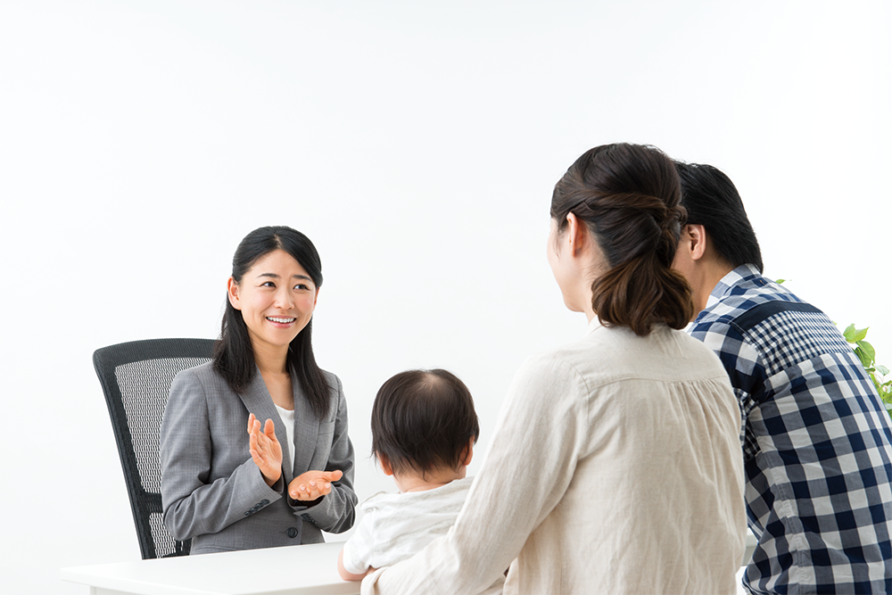 相談員が保護者とお子さんの相談をお受けしている様子