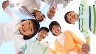 輪になって空を見上げる子どもたち